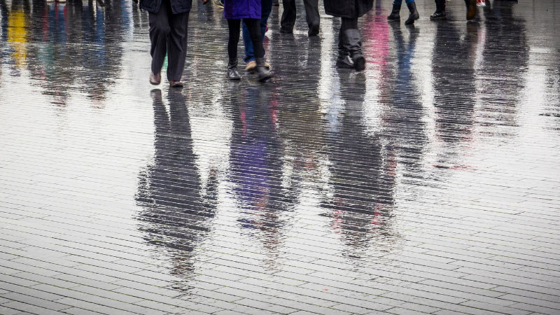 雨で靴がずぶ濡れの悩みを解消！簡単かつ即効の対応策